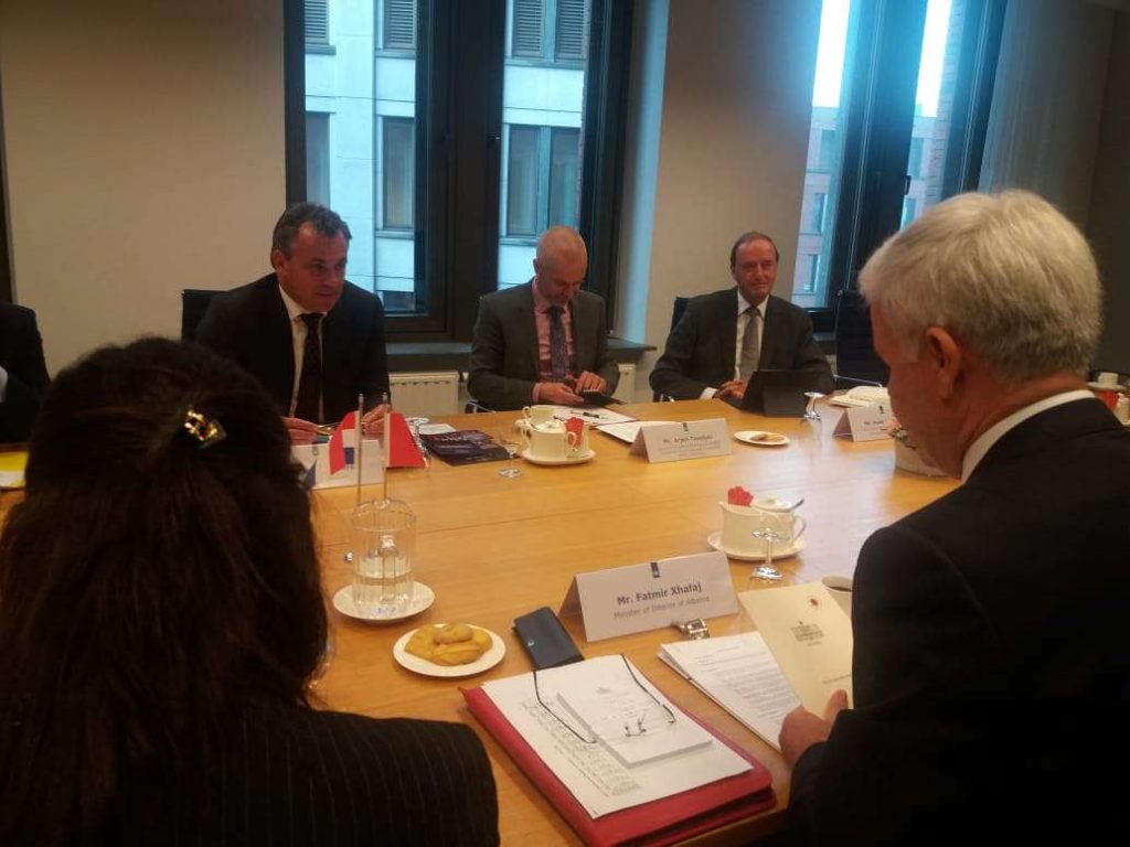 Holandë/ Xhafaj dhe Gjonaj takim me ministrin për Migracionin, Mark Harbers