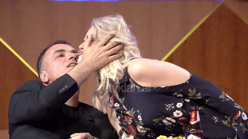 Video/ Reagimi i Kejvinës pasi Arian Çani tenton ta puthë në buzë 