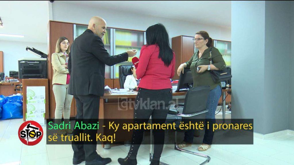 Blen apartament, por pronarja e truallit i mban peng hipotekën