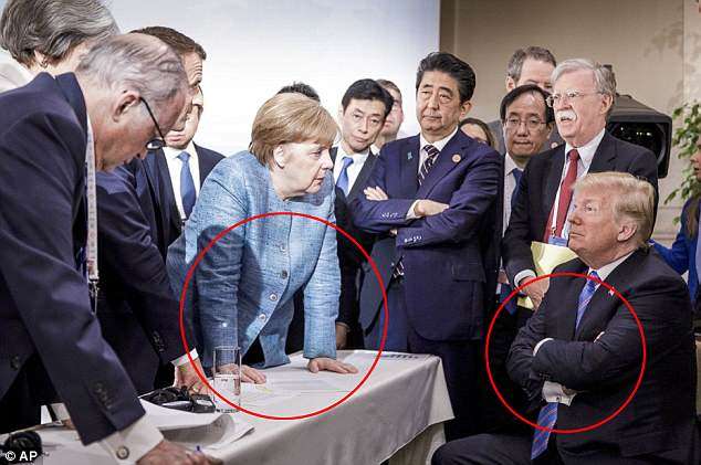 Fotografia që bëri bujë. Çfarë tregon gjuha e trupit për Trump dhe Merkel