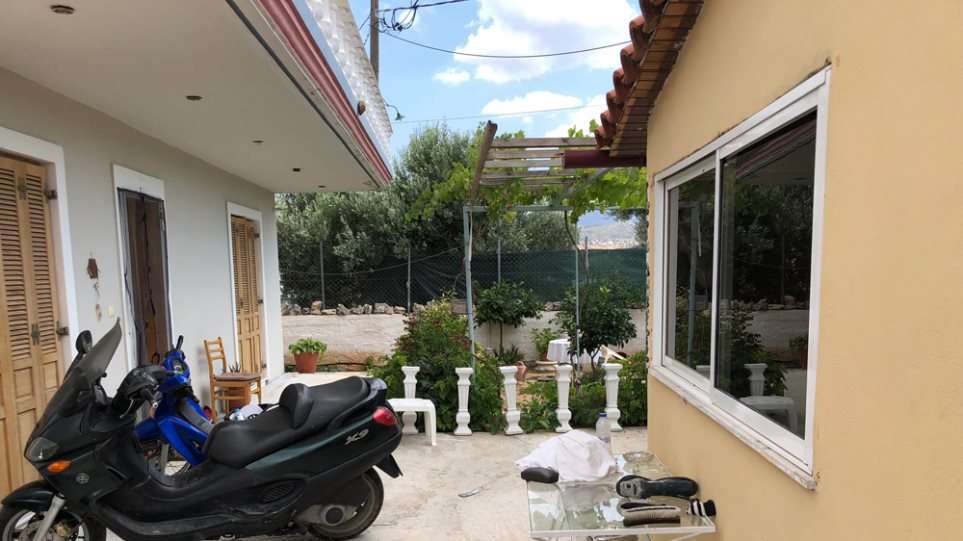 Video/ Shtëpia ku qëndronte i fshehur shqiptari i arratisur nga paraburgimi