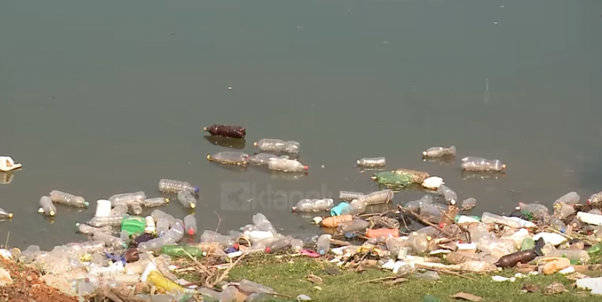 Ndotja nga plastika, ekspertët: Zgjidhje është ndarja e mbetjeve