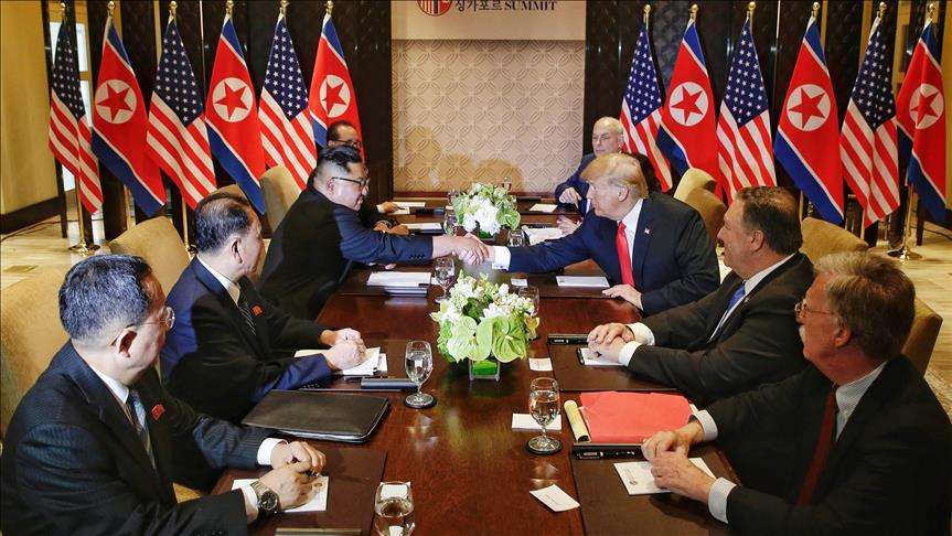 Donald Trump e Kim Jong-un nënshkruajnë dokumentin e miqësisë