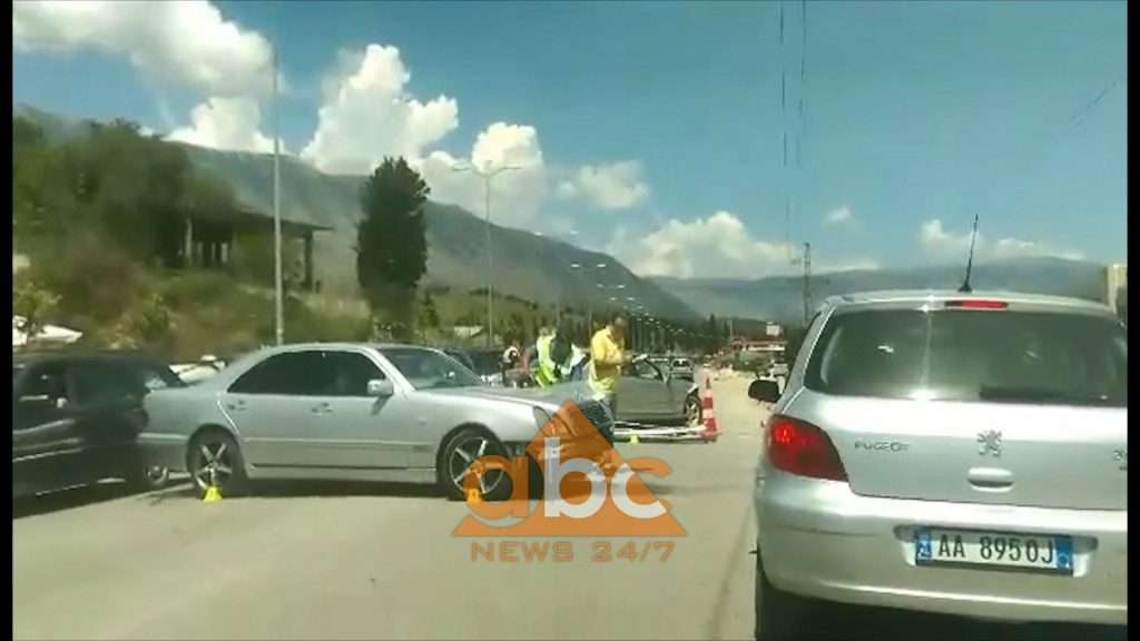 Video/ Aksident në Gjirokastër, përplasen dy makina