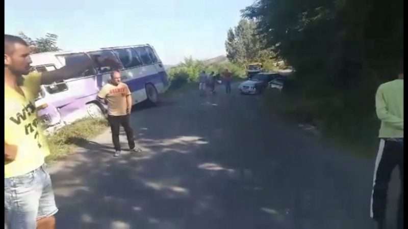 Përplaset autobusi i punëtorëve me një makinë në aksin Gramsh-Moglicë