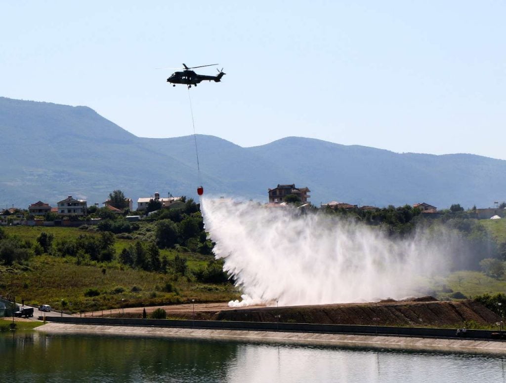 Përmirësohen helikopterët e ushtrisë për shuarjen zjarreve