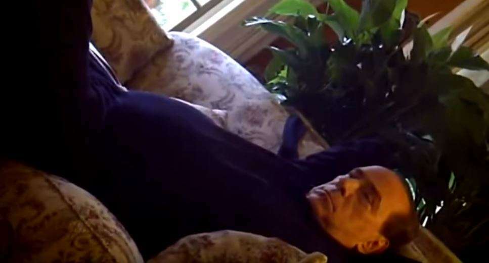 Video: Publikohen pamjet e Berluskonit në zyrën e tij