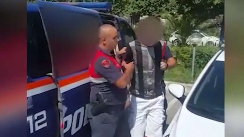Video + Emri/ Me pistoletë brenda &#8220;Audit&#8221;, arrestohet 29-vjeçari në Tiranë