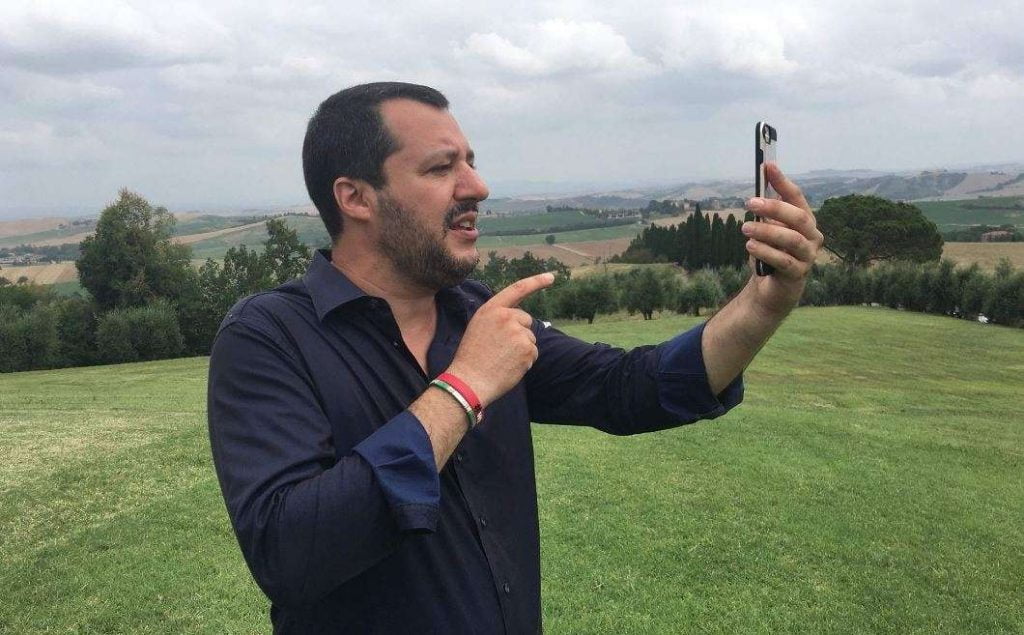 Video: Matteo Salvini shpërthen në të shara dhe lahet në pishinën e bosit të mafias
