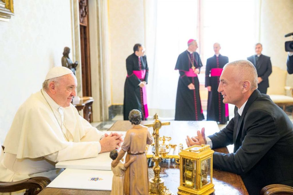 Presidenti Meta pritet nga Papa Françesku