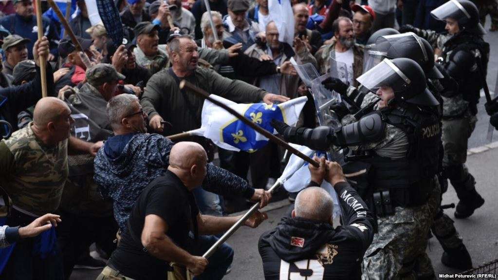 Policia përleshet me veteranët e luftës