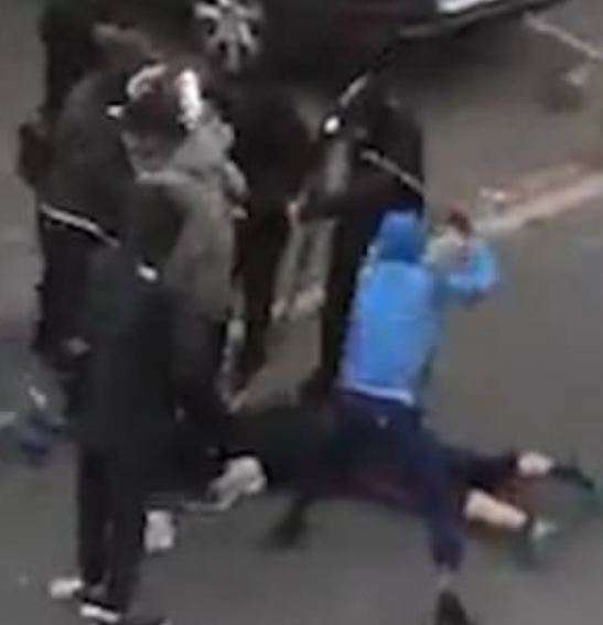 Video: Të rinjtë rrahin brutalisht 17-vjeçarin