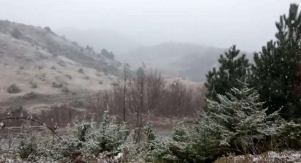 Nisin reshjet e para të borës në Dardhë të Korçës