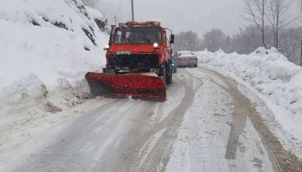 Orteku i borës bllokon rrugën në Korçë
