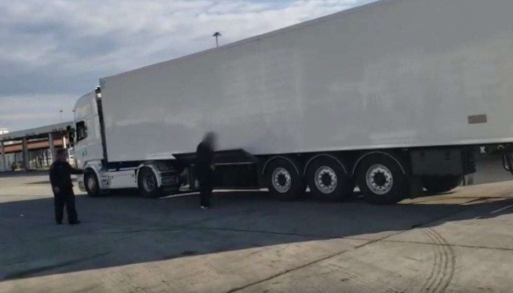 Poshtë kamionit, metoda e re për të kaluar kufirin&#8230; (Video)