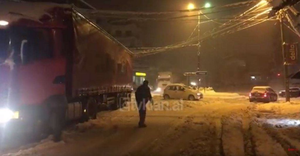 Reshjet e borës, probleme në Korçë dhe Elbasan