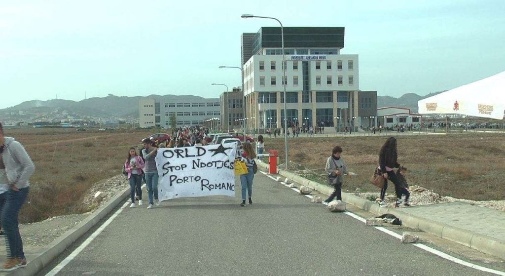 Studentët e Durrësit protestojnë kundër ndotjes