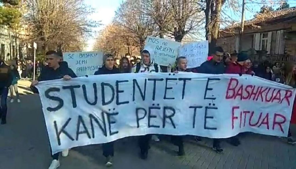 Nuk ndalen protestat e studentëve në rrethe (video)