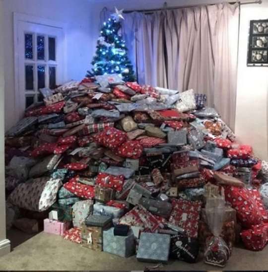 Kur pema e Krishtlindjeve mbulohet nga dhuratat
