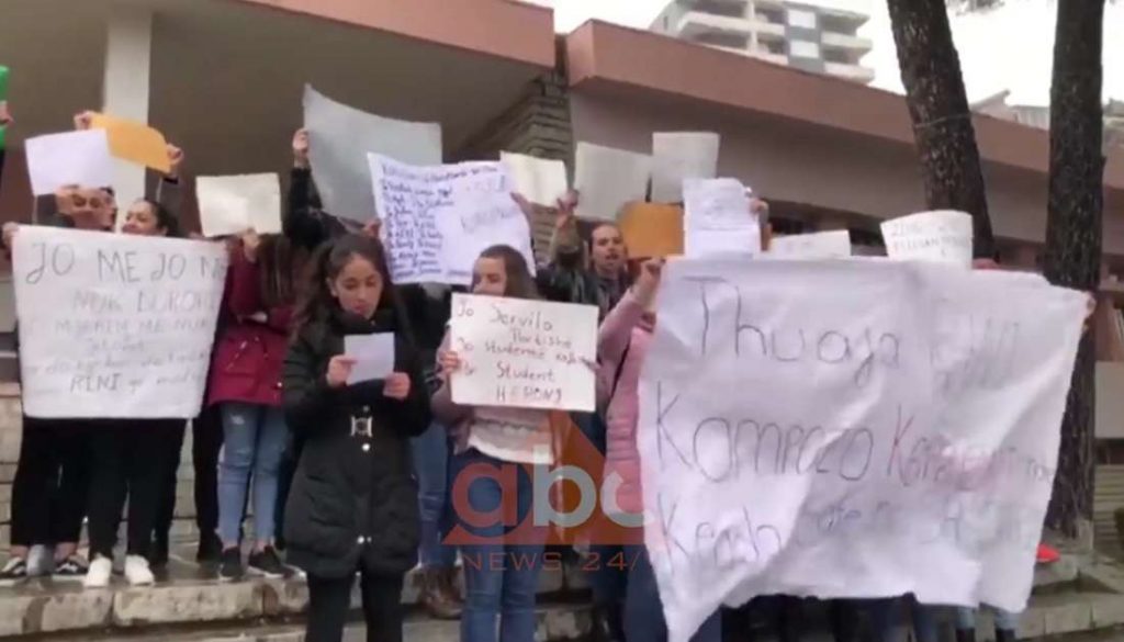 Dalin në protestë edhe studentët e Gjirokastrës