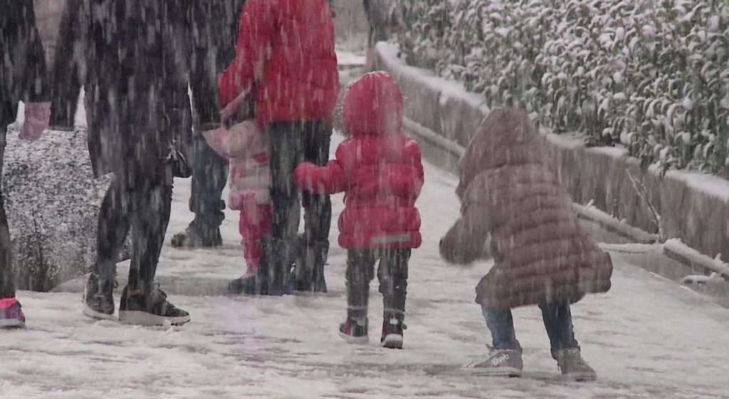 Priten reshjet e para të borës në Tiranë