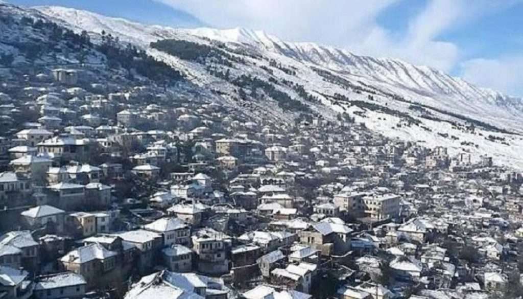 Nis dëbora edhe në Gjirokastër, moti i keq mbërthen vendin