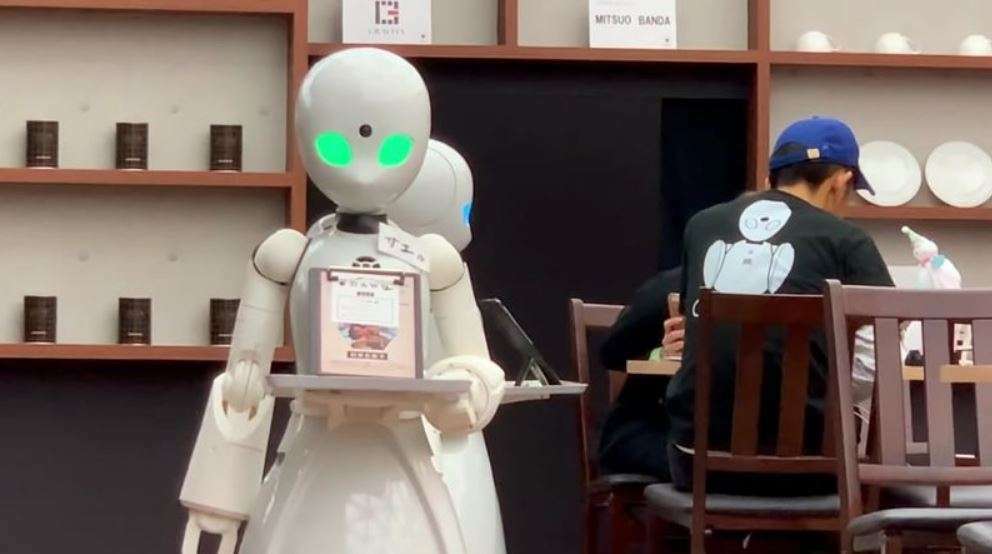 Kamarierë robotë shërbejnë në lokal