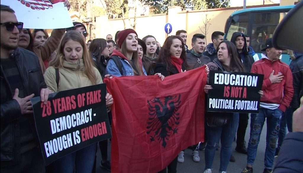 Studentët protestojnë para ambasadës së SHBA