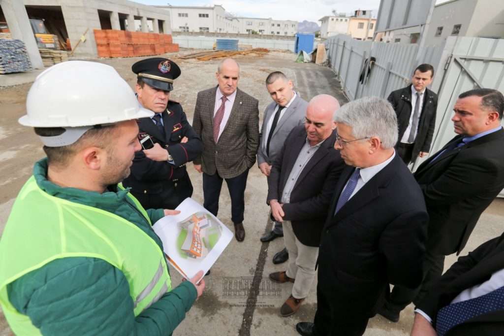 Ministri Lleshaj inspekton punimet në Drejtorinë e Shkodrës