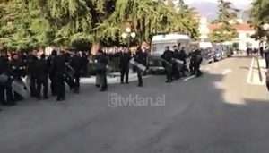 Protesta e opozitës, policia merr masa para Parlamentit (Video)