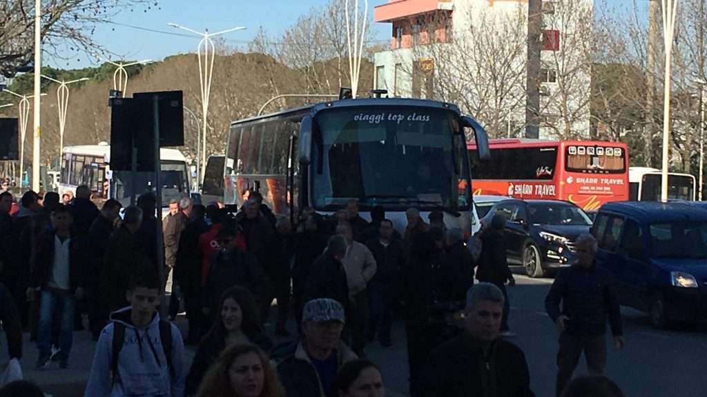 Dhjetra autobusë me protestues nga rrethet drejt Tiranës