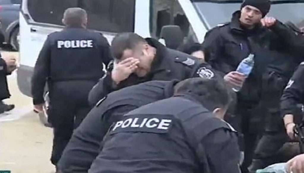 Kur policët i hedhin vetes aksidentalisht gaz lotësjellës (Video)