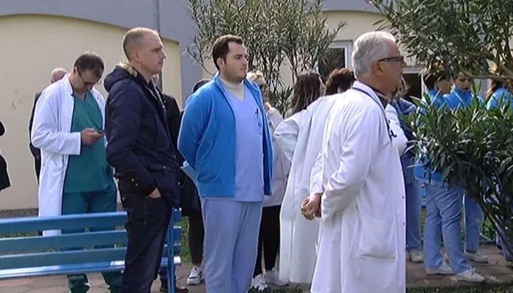 Dhuna ndaj bluzave të bardha, mjekët e Spitalit të Lezhës në protestë