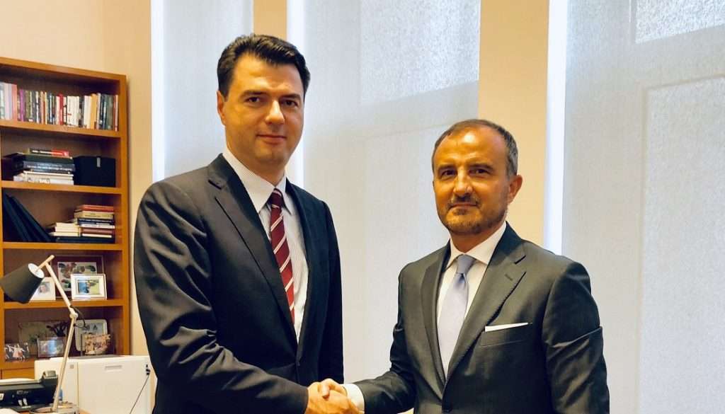 Ambasadori i BE takohet me Lulzim Bashën