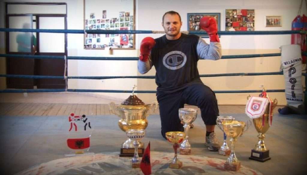 Arrestohet pas 2 vitesh 23-vjeçari që sulmoi me armë boksierin e Vllaznisë