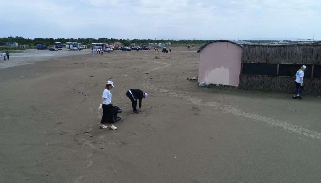Sezoni turistik, nis pastrimi i plazhit të Darëzezës
