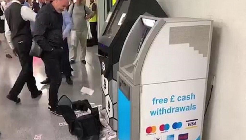 &#8220;Çmendet&#8221; bankomati, klienti mbledh paratë me çantë (Video)