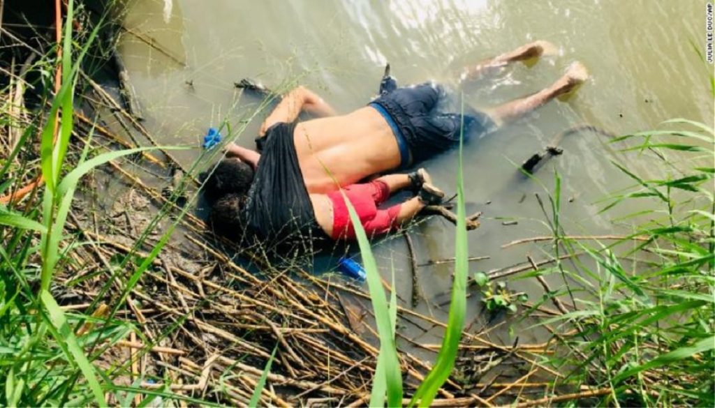 Foto shokuese, babai dhe vajza mbyten teksa përpiqen të kalojnë kufirin