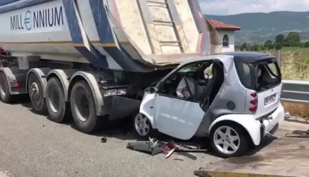 Smarti përplaset me kamionin, humbet jetën 26-vjeçarja (Video)
