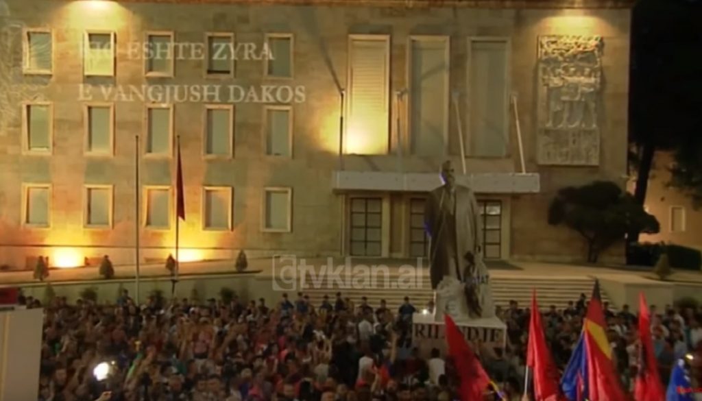Rrëzohet &#8220;busti&#8221; i Edi Ramës përpara Kryeministrisë (Video)