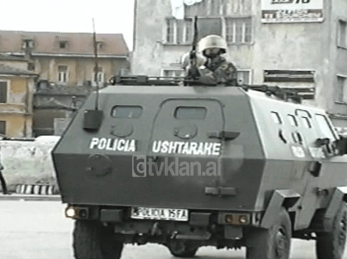 Autoblindat ushtarakë patrullim në rrugët e Tiranës (04 Nëntor 1998)