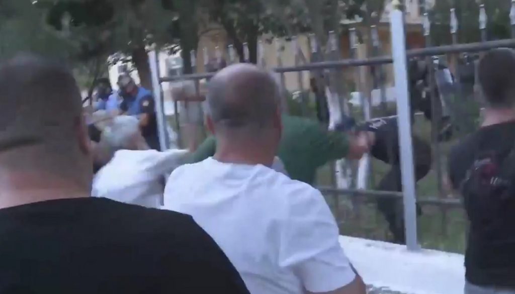 Përplasje në Kavajë mes mbështetësve të opozitës dhe policisë (Video)