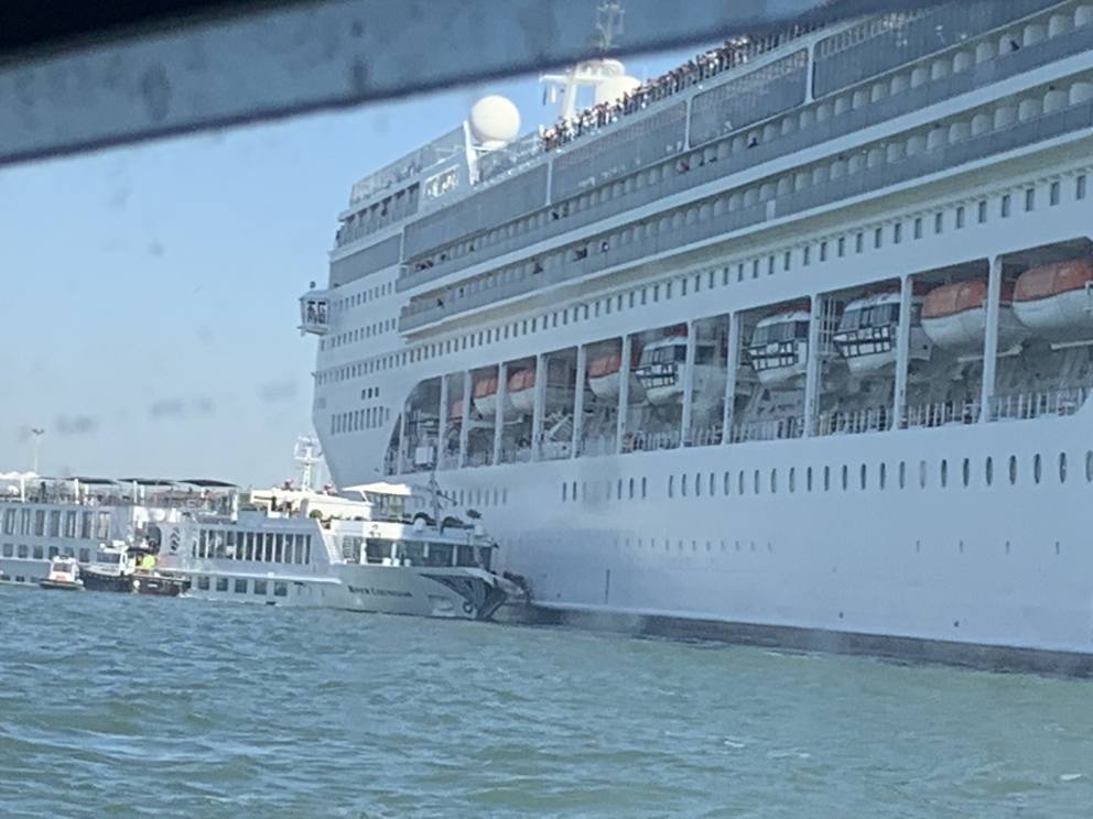 Kroçera përplaset me anijen, panik tek turistët (Video)