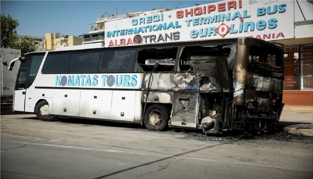 Athinë, digjet autobusi i kompanisë shqiptare
