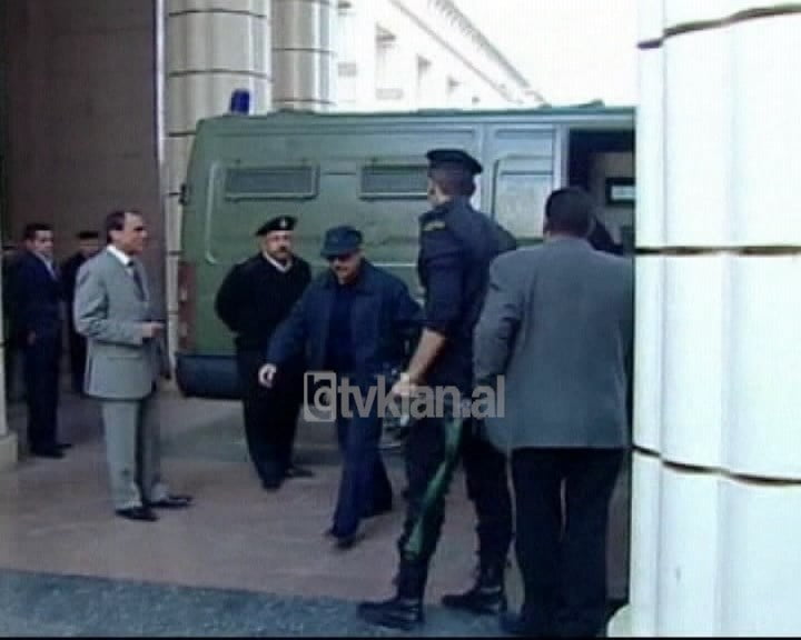 Mubarak rikthehet në sallën e gjyqit (02 Janar 2012)
