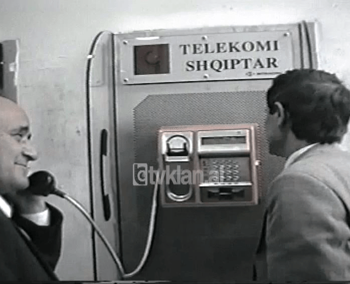 Vendosen kabinat e reja telefonike në Tiranë (11 Nëntor 1998)