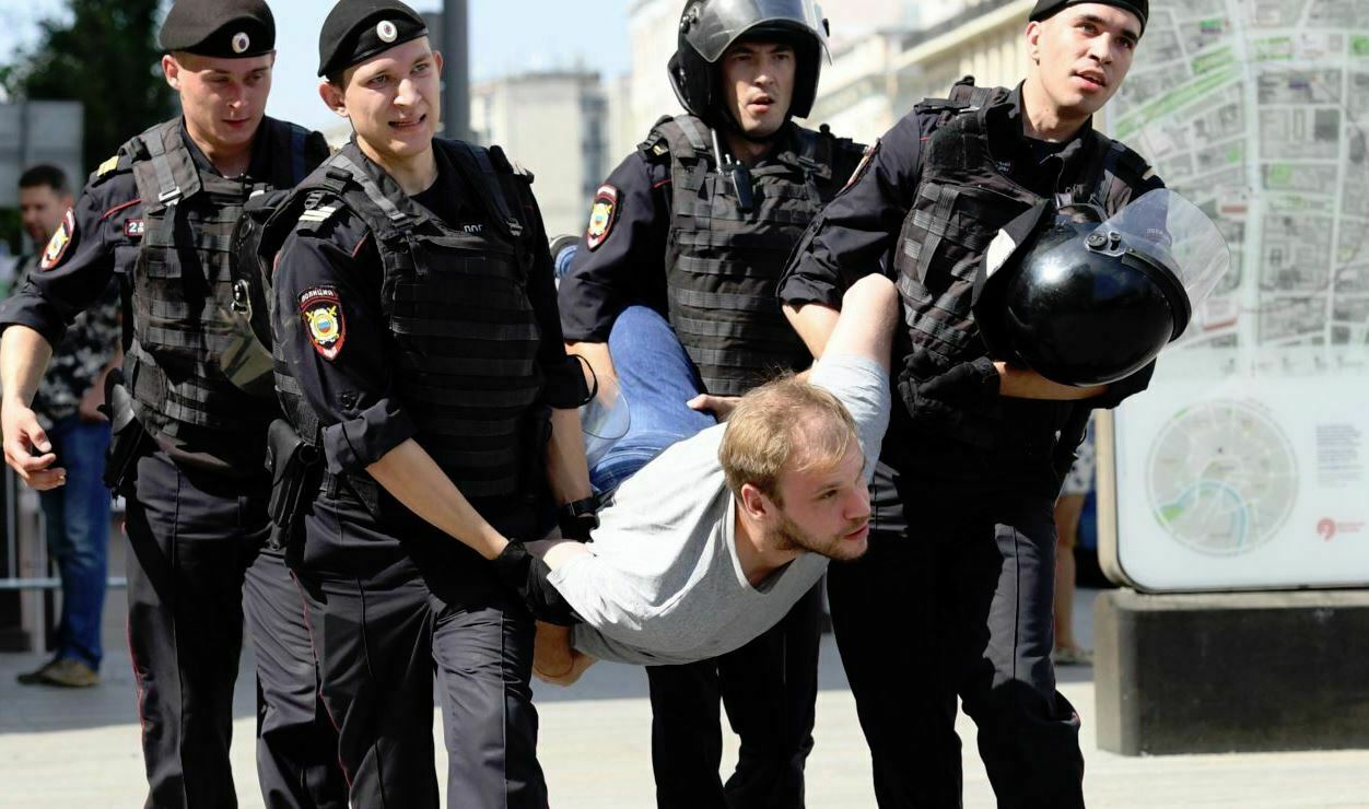 Полиция передает. Полиция в Москве разгоняет демонстрантов. Дубинка полицейского.