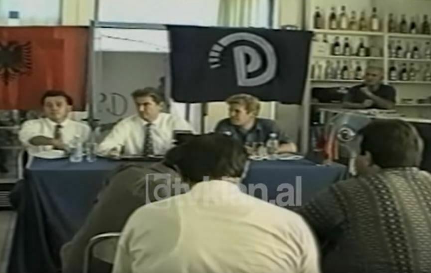 Këshilli i Partisë Demokratike organizon mbledhjen e jashtëzakonshme (25 Gusht 1998)