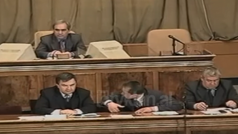 Parlament, opozita braktis sallën &#8211; (27 Janar 2000)