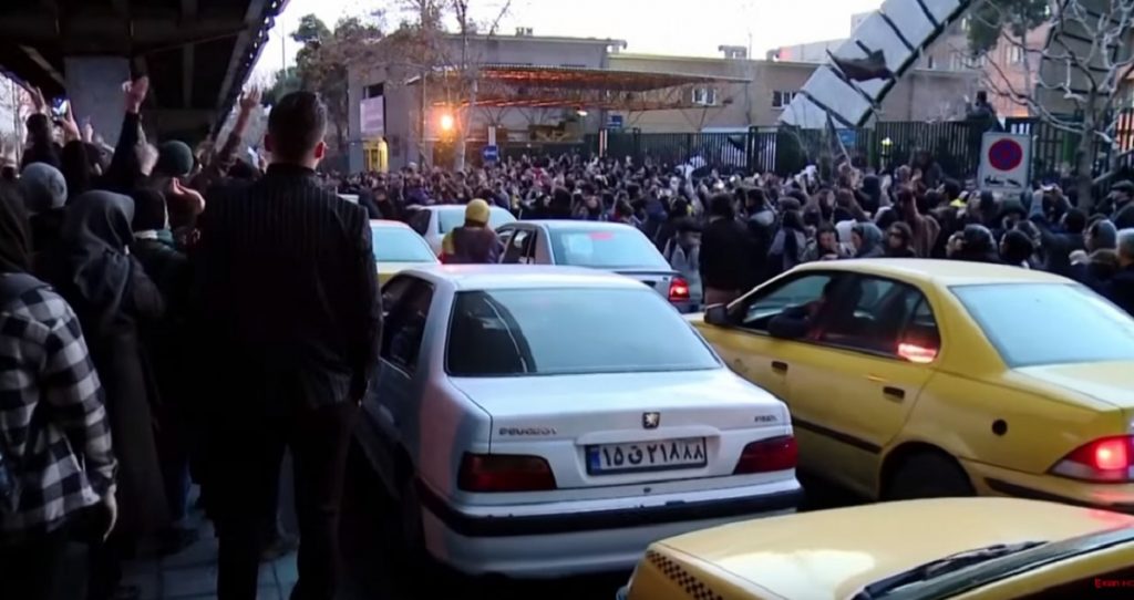 Rrëzimi i avionit, mijëra iranianë në protestë